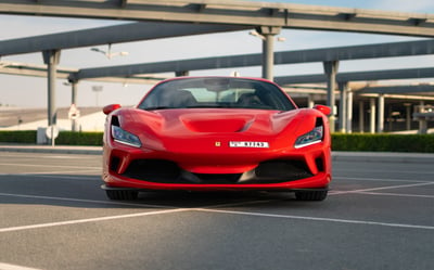 Rouge Ferrari F8 Tributo Spyder en location à Sharjah 0