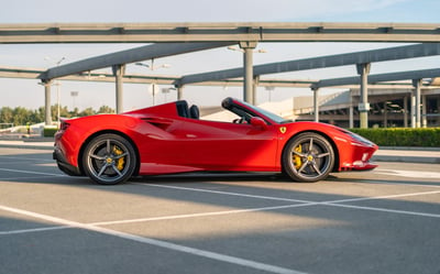 Rot Ferrari F8 Tributo Spyder zur Miete in Dubai 1