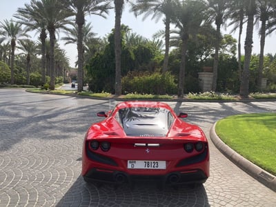 Rouge Ferrari F8 Tributo en location à Sharjah 0