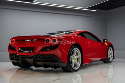 أحمر Ferrari F8 Tributo للإيجار في دبي 0