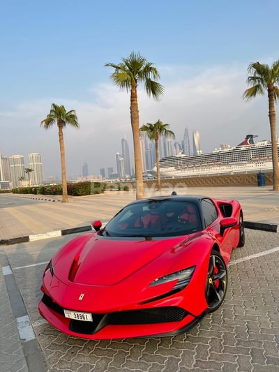 rojo Ferrari SF90 en alquiler en Abu-Dhabi 0