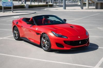 在阿布扎比租赁红色 Ferrari Portofino Rosso BLACK ROOF 0