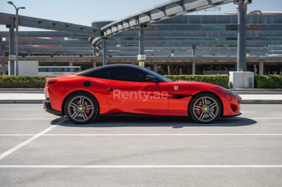 在阿布扎比租赁红色 Ferrari Portofino Rosso BLACK ROOF 1