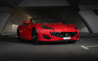 在阿布扎比租赁红色 Ferrari Portofino Rosso RED ROOF 0