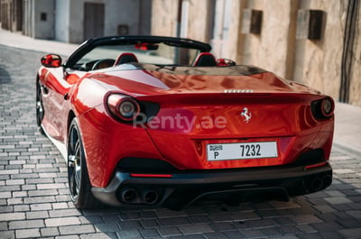 Rot Ferrari Portofino Rosso zur Miete in Abu-Dhabi 1