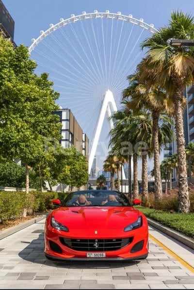 Rot Ferrari Portofino Rosso zur Miete in Dubai 0