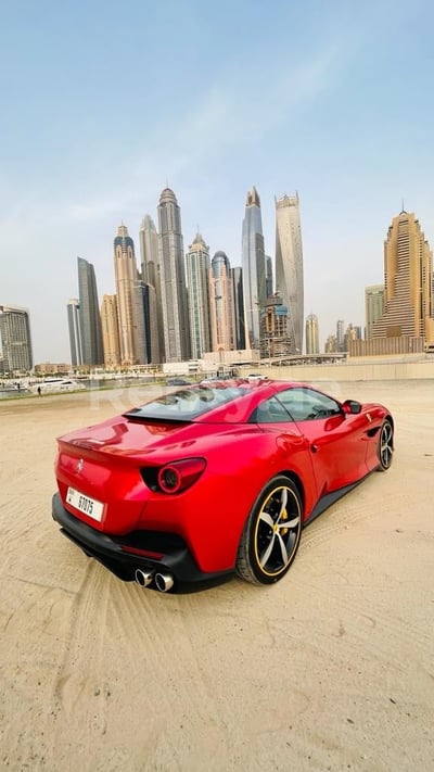 Rot Ferrari Portofino Rosso zur Miete in Abu-Dhabi 1