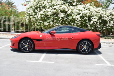 Rouge Ferrari Portofino en location à Abu-Dhabi 0