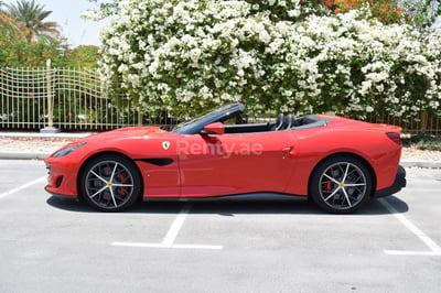 Rouge Ferrari Portofino en location à Abu-Dhabi 1