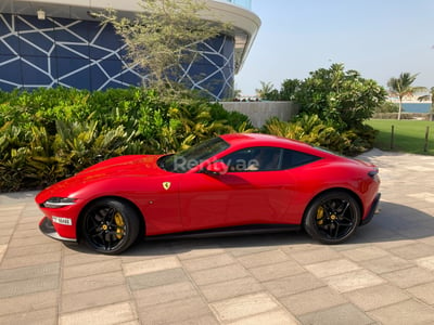 Rouge Ferrari Roma en location à Abu-Dhabi 0