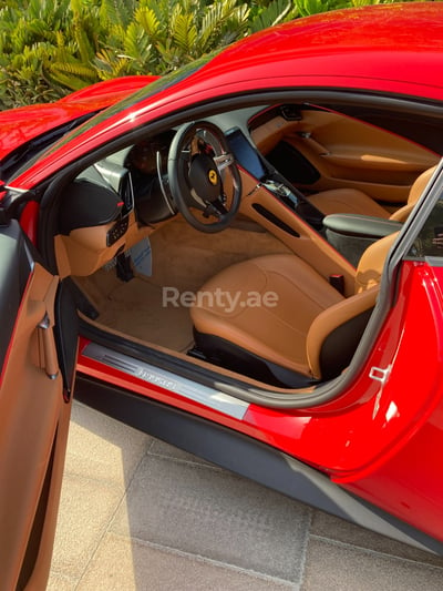 أحمر Ferrari Roma للإيجار في أبو ظبي 1