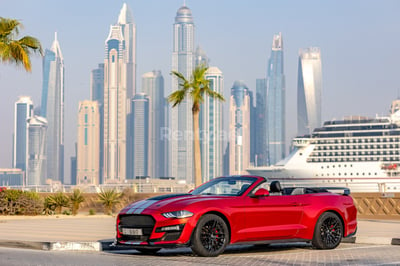 Rouge ZZZ Ford Mustang Cabrio en location à Abu-Dhabi 1