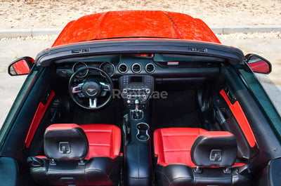 rojo Ford Mustang Convertible en alquiler en Sharjah 0