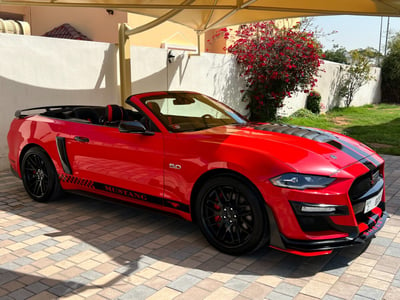 أحمر Ford Mustang V8 CONVERTIBLE GT500 SHELBY KIT للإيجار في دبي 1