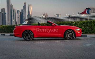 rojo Ford Mustang Cabrio en alquiler en Abu-Dhabi 0