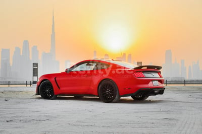 Rot Ford Mustang zur Miete in Dubai 1