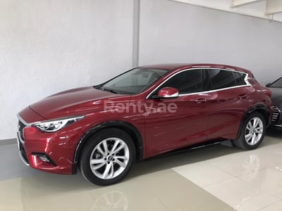 Rouge Infiniti Q30 en location à Abu-Dhabi 0