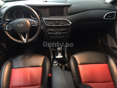 rojo Infiniti Q30 en alquiler en Sharjah 1