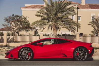 Rot Lamborghini Evo zur Miete in Dubai 0