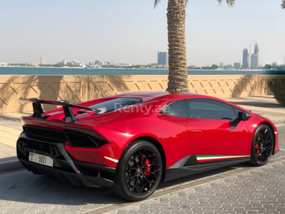 Rosso Lamborghini Huracan Performante in affitto a Dubai 0