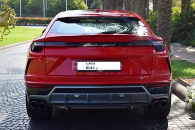 rojo Lamborghini Urus en alquiler en Abu-Dhabi 1