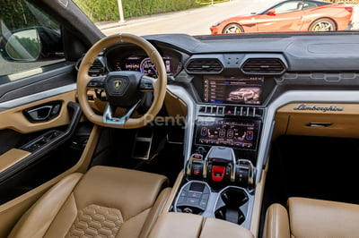 rojo Lamborghini Urus en alquiler en Dubai 0