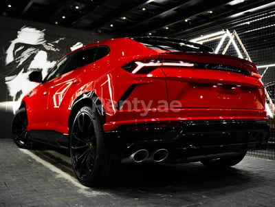 Rosso Lamborghini Urus in affitto a Dubai 0