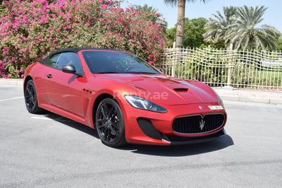 أحمر Maserati GranCabrio للإيجار في أبو ظبي 0