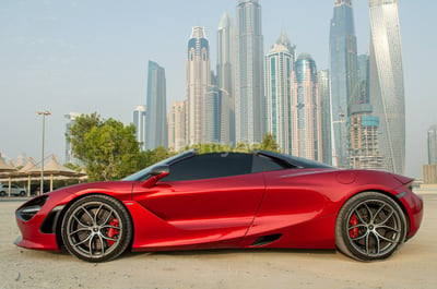 在阿布扎比租赁红色 McLaren 720 S Spyder 1