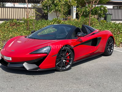 Rot McLaren 570S Spyder zur Miete in Dubai 0