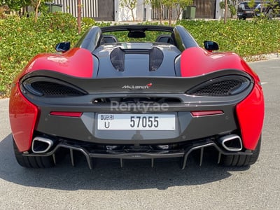 Rouge McLaren 570S Spyder en location à Sharjah 1