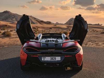 Rot McLaren 570S zur Miete in Sharjah 0