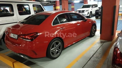 أحمر Mercedes A200 Class للإيجار في الشارقة 0