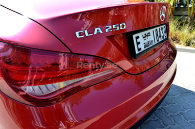 Rot Mercedes CLA 250 zur Miete in Abu-Dhabi 0