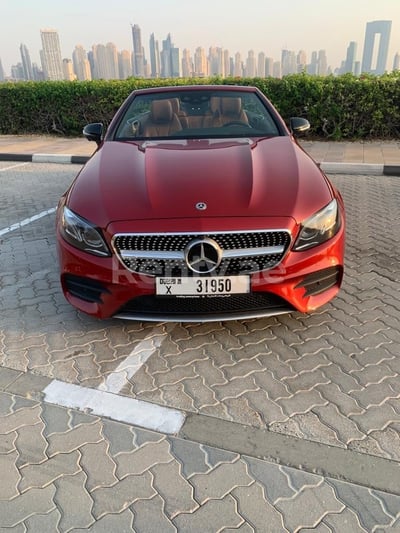 أحمر Mercedes E450 cabrio للإيجار في أبو ظبي 0