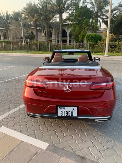 أحمر Mercedes E450 cabrio للإيجار في أبو ظبي 1