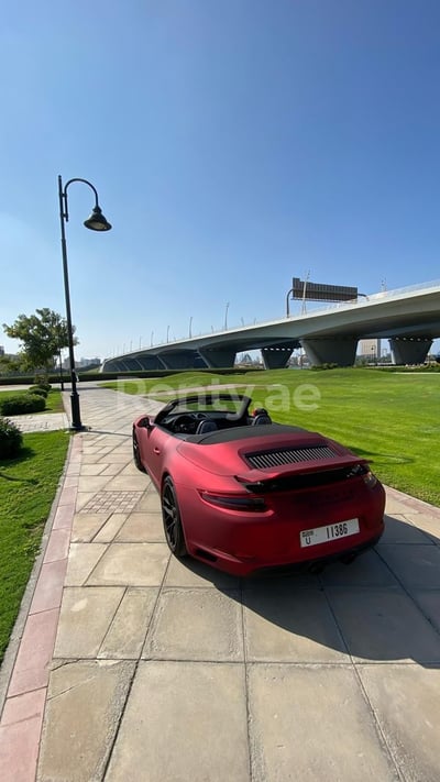 在迪拜租赁红色 Porsche 911 Carrera GTS cabrio 0