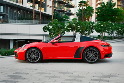 أحمر Porsche 911 Targa 4 للإيجار في دبي 1