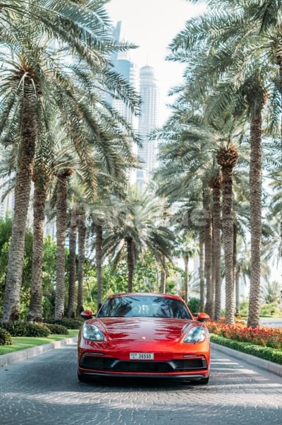 Rot Porsche Cayman GTS zur Miete in Dubai 1