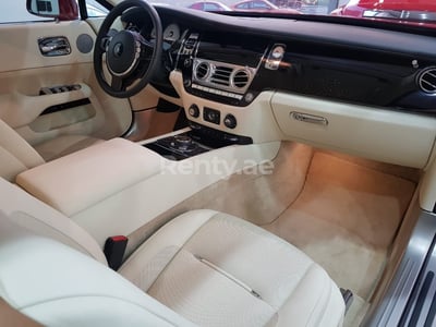 Rosso Rolls Royce Wraith in affitto a Sharjah 0