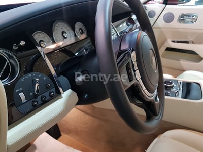 rojo Rolls Royce Wraith en alquiler en Sharjah 1