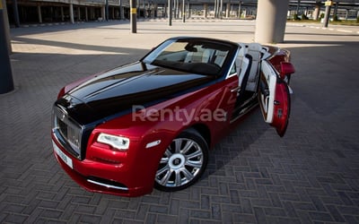 Rouge Rolls Royce Dawn en location à Dubai 1