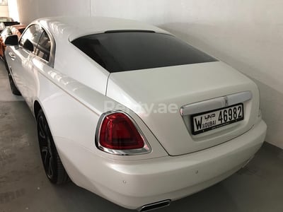 أبيض Rolls Royce Wraith للإيجار في أبو ظبي 1