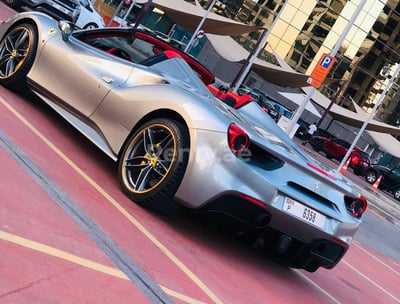 在迪拜租赁银灰色 Ferrari 488 Spyder 1