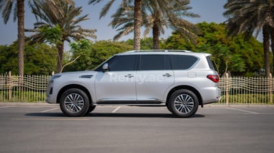 الرمادي الفضي Nissan Patrol Platinum V6 للإيجار في الشارقة 0