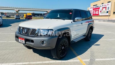 在阿布扎比租赁白色 Nissan Patrol Super Safari 1