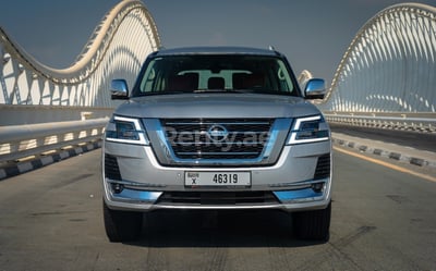 Серебристо-серый Nissan Patrol V6 в аренду в Абу-Даби 0