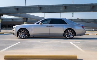 Gris plateado Rolls Royce Ghost en alquiler en Sharjah 1