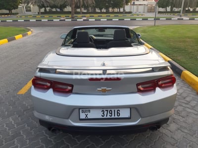 Silber Chevrolet Camaro zur Miete in Dubai 0