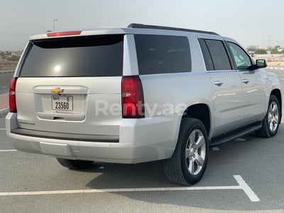 Argento Chevrolet Suburban in affitto a Abu-Dhabi 1